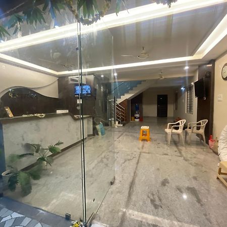 Отель Sri Ganesh Residency Тирупати Экстерьер фото
